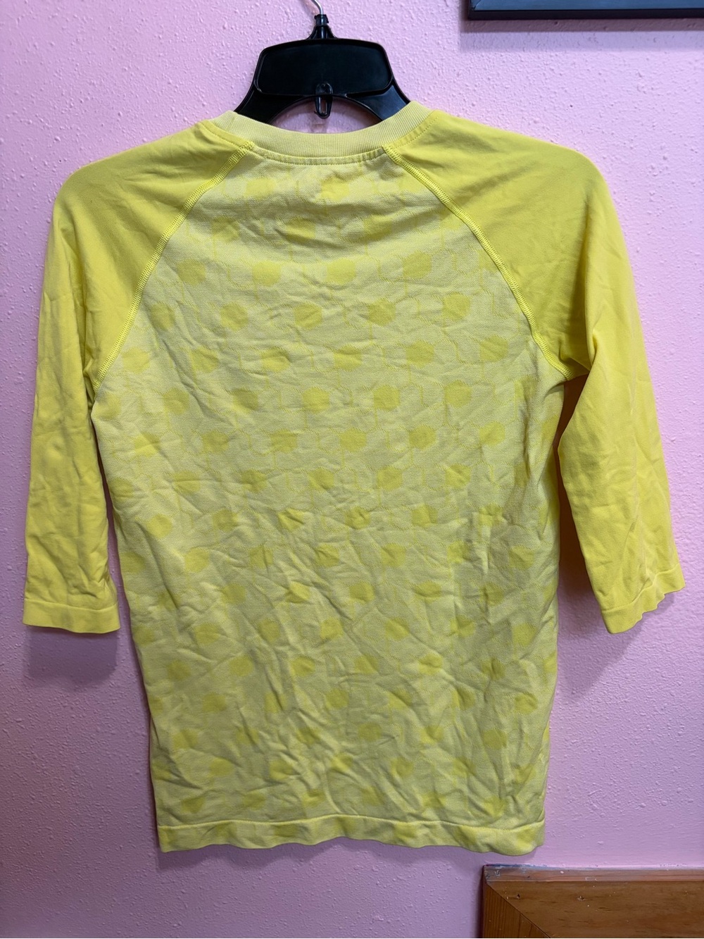 Oiselle yellow polka dot 3/4 sleeve workout top unique - Picture 2 of 3